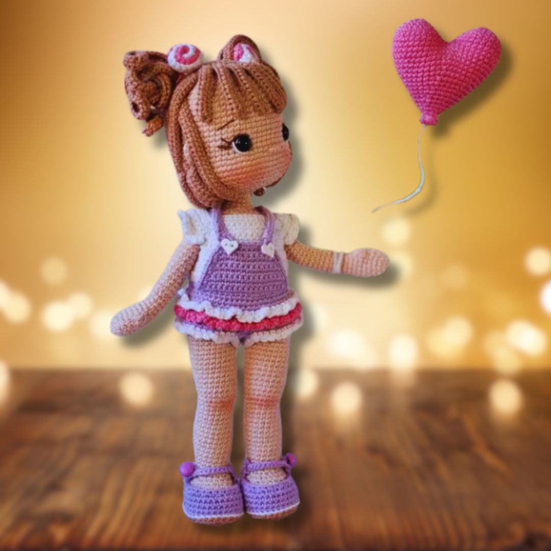 Poupette Modèle de Crochet Amigurumi avec Salopette et Ballon