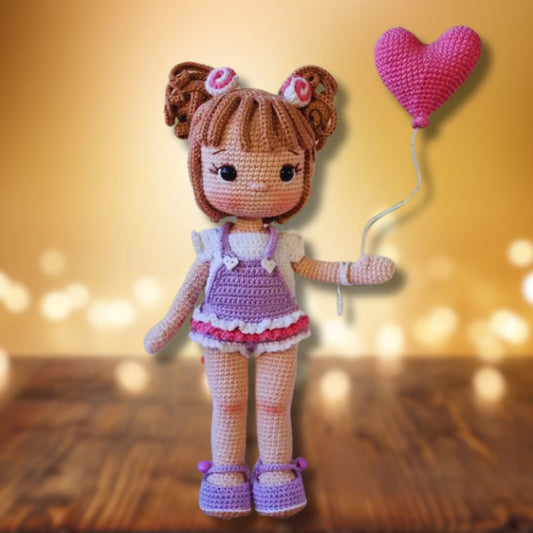 Poupette Modèle de Crochet Amigurumi avec Salopette et Ballon