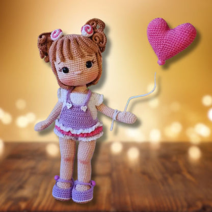 Poupette Modèle de Crochet Amigurumi avec Salopette et Ballon